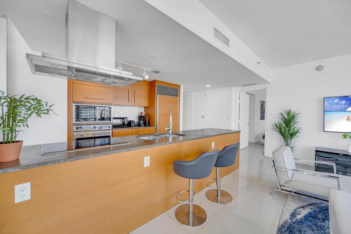 Apartahotel *w Icon Brickell- Luxury 2br Highrise Corner Condo** Miami