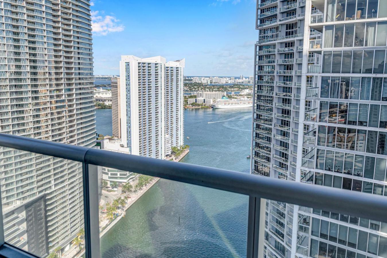 *w Icon Brickell- Luxury 2br Highrise Corner Condo** Apartahotel Miami